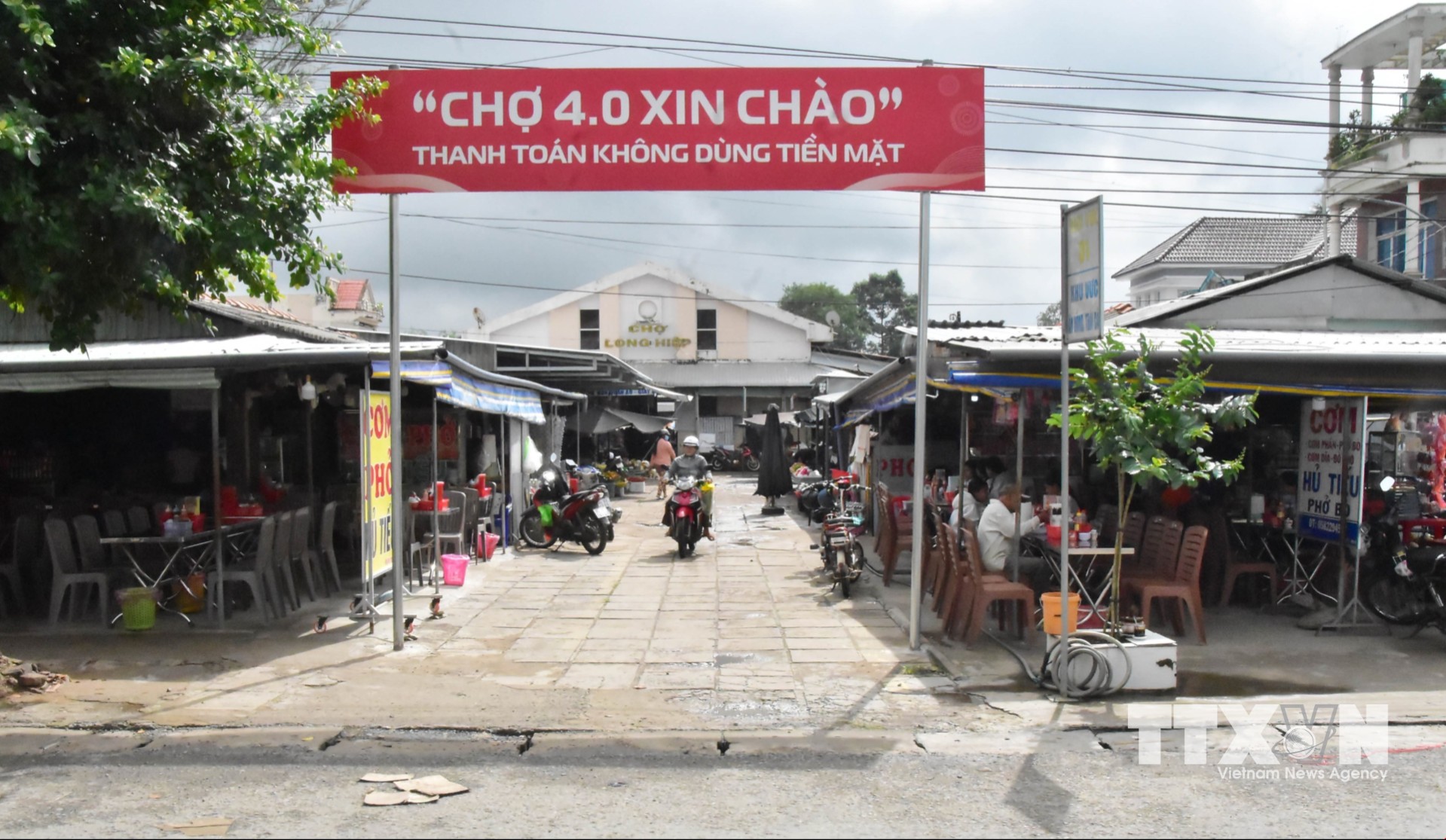Chợ Long Hiệp triển khai mô hình “Chợ 4.0”, khuyến khích tiểu thương và người dân thanh toán không dùng tiền mặt. (Ảnh: Thanh Hòa/TTXVN)